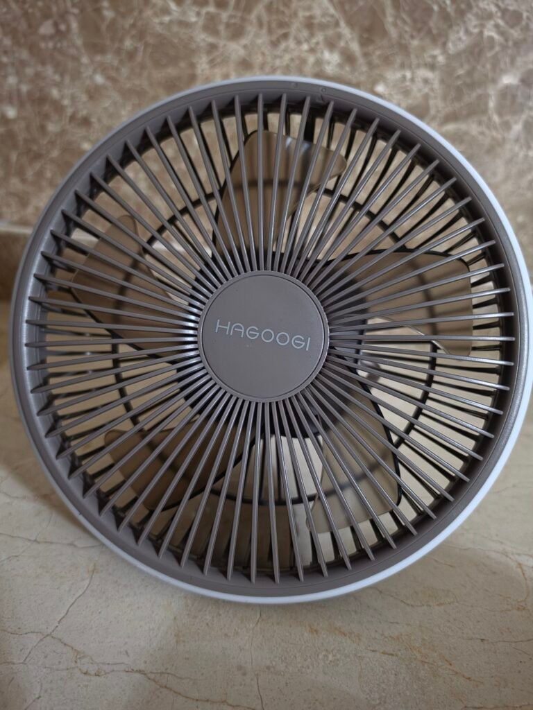 조명을 끄고 세워둔 HAGOOGI OT-F12 무선 써큘레이터 정면