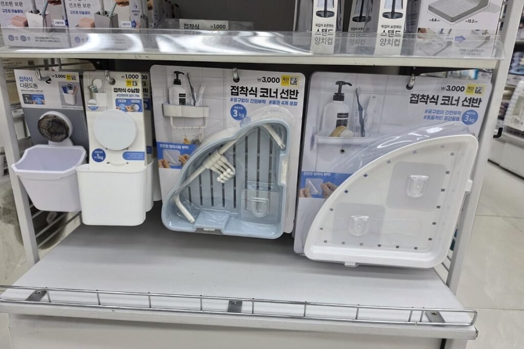 제한 하중 3kg이 표시된 다이소 접착식 욕실 코너 선반