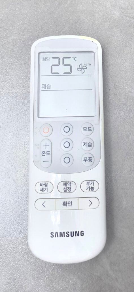 전기세를 아끼려고 제습부터 눌렀지만, 제습도 실외기를 사용하는 냉각 운전이었음.
