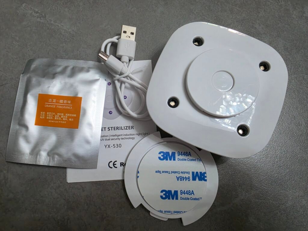 UVC 변기 살균기 본체와 원형 접착판 USB 충전 케이블 향기 패드 구성품